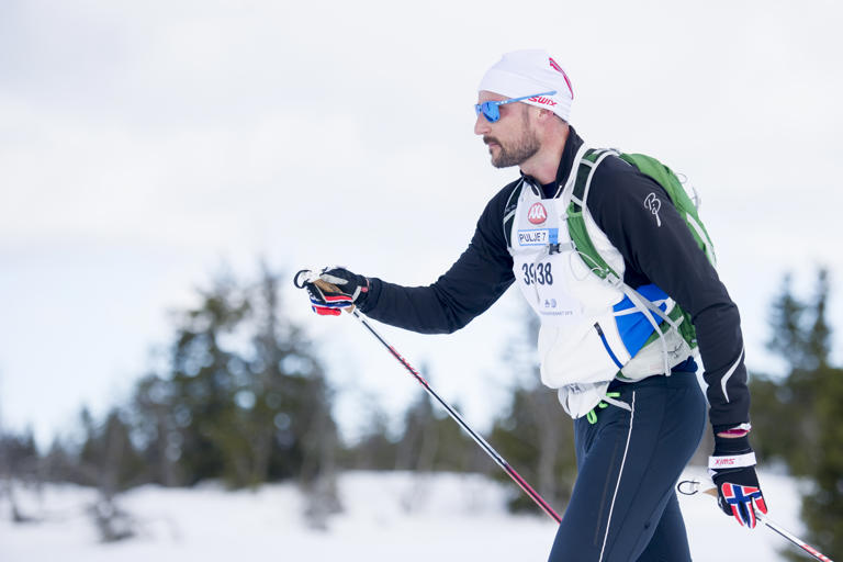 Kronprins Haakon i aksjon på Midtfjellet i Ringsaker under Birkebeinerrennet i 2016. Han håper det kommer snø snart, og målet er å få gått på ski i jula. Foto: Jon Olav Nesvold / NTB