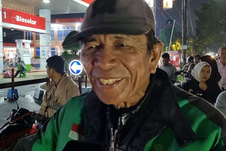 Ojol Lansia Antre BBM Berjam-jam di Sumut, Tidak Bisa Terima Pesanan