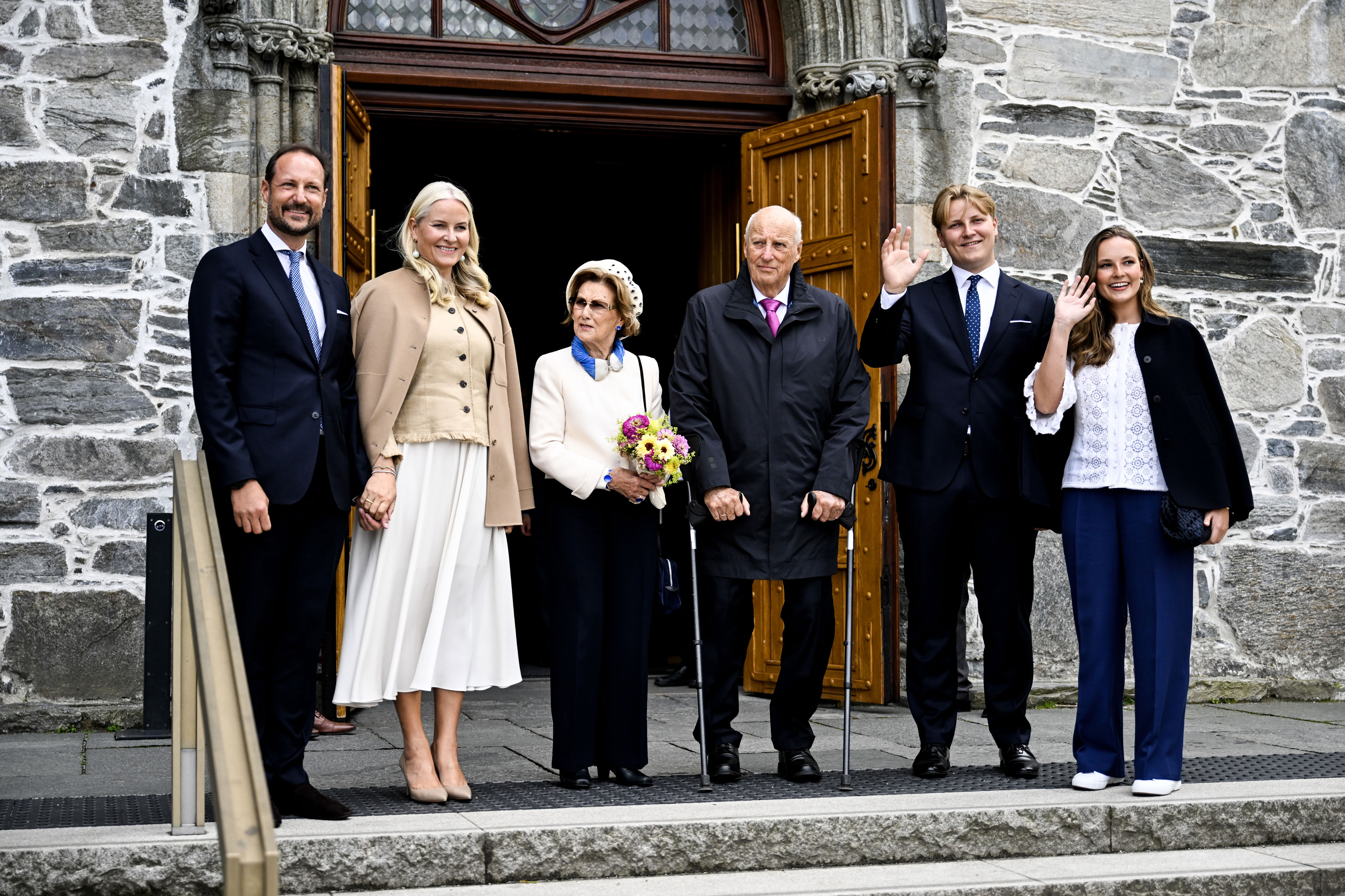 Kong Harald, dronning Sonja, kronprins Haakon, kronprinsesse Mette-Marit, prinsesse Ingrid Alexandra og prins Sverre Magnus fra da kongefamilien markerte 200-årsjubileet for utvandringen til Amerika i Stavanger i sommer. Foto: Carina Johansen / NTB
