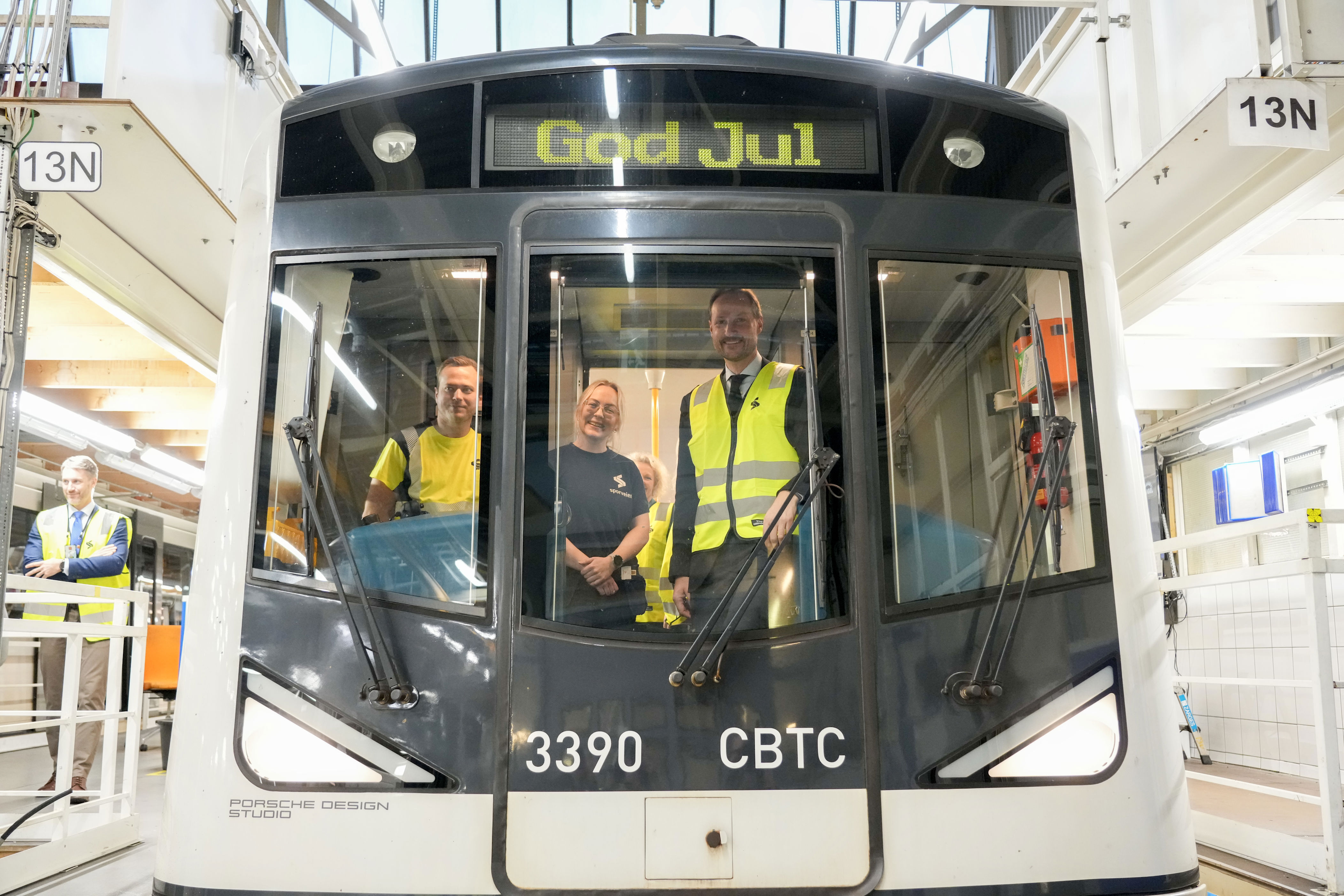Kronprins Haakon gleder seg over førjulstiden og håper på hvit jul. Her fra 150-årsmarkeringen av kollektivtrafikken på Ryen T-baneverksted tirsdag. Foto: Ole Berg-Rusten / NTB