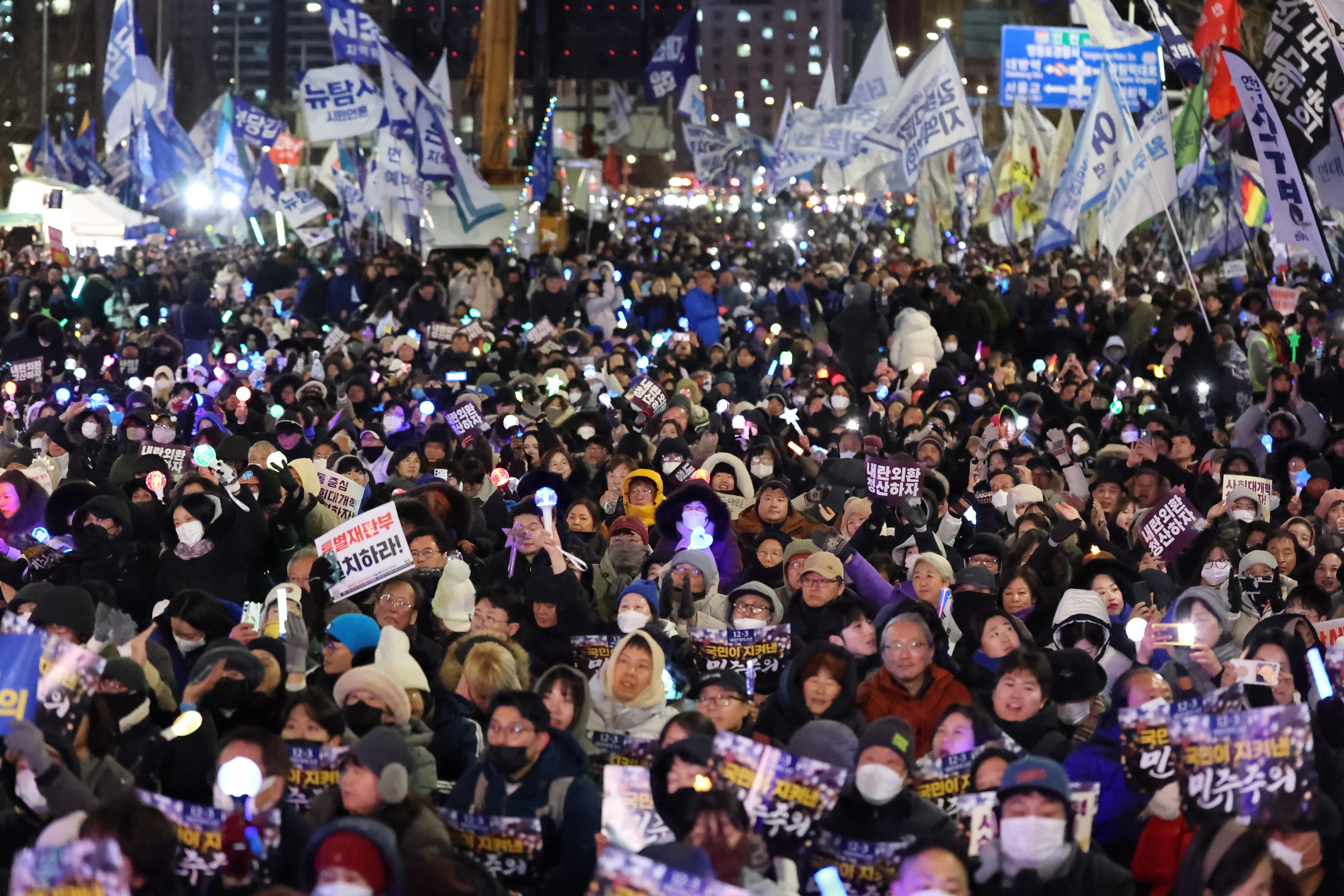 내란 사태 1주년 집회, 자동차 관세 인하 및 범죄 신상 공개