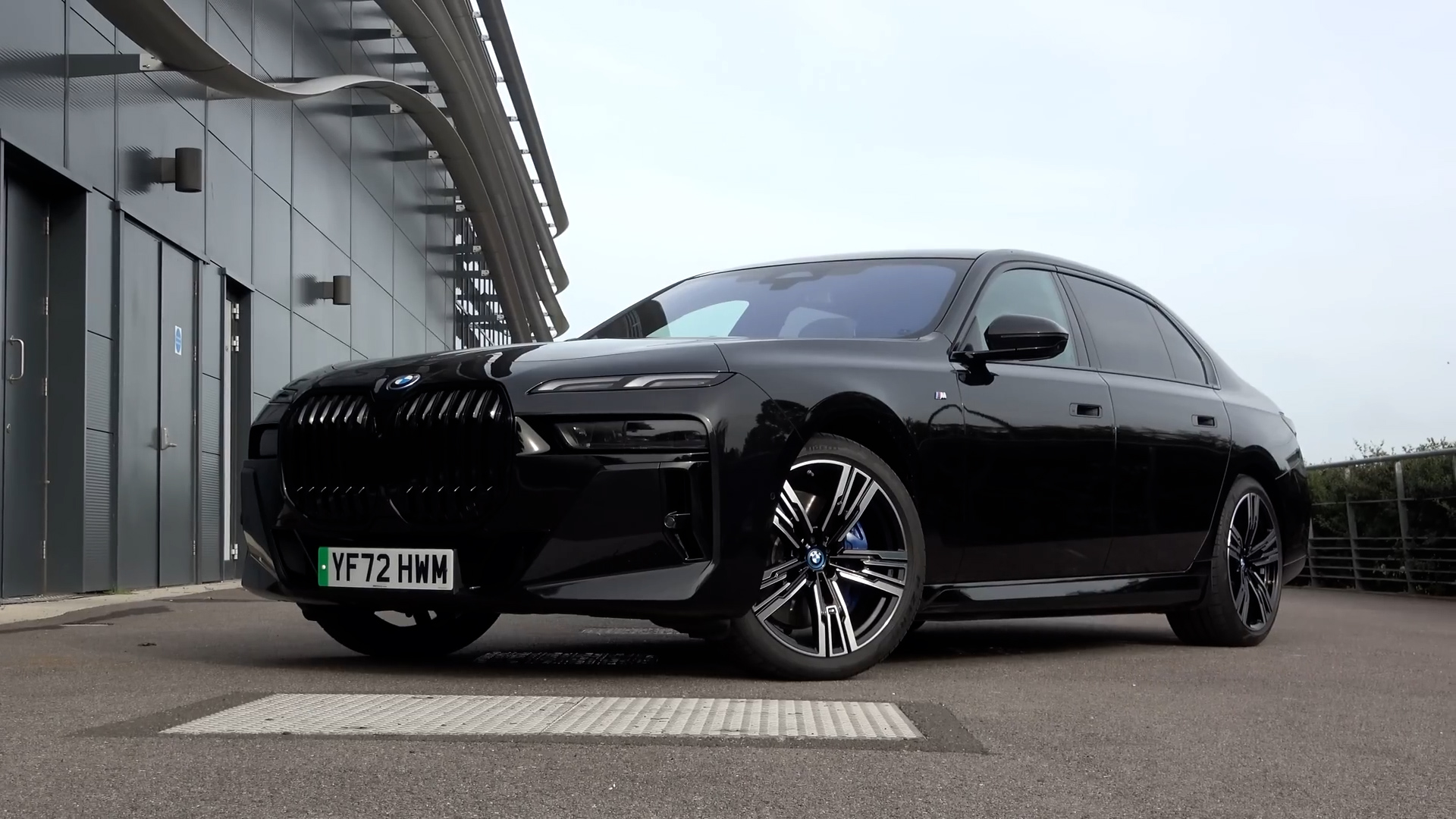 Is the BMW i7 the New Luxury EV Benchmark?