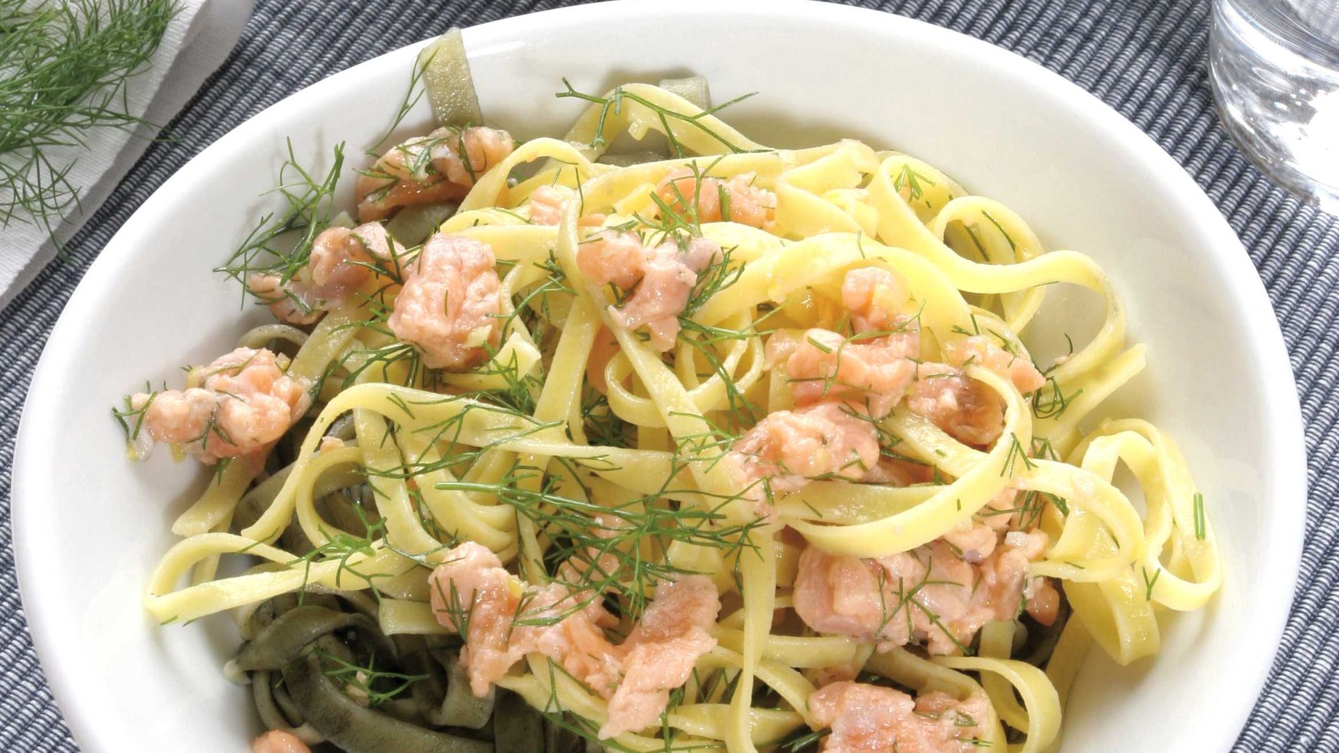 Tagliolini bicolore con salmone e aneto