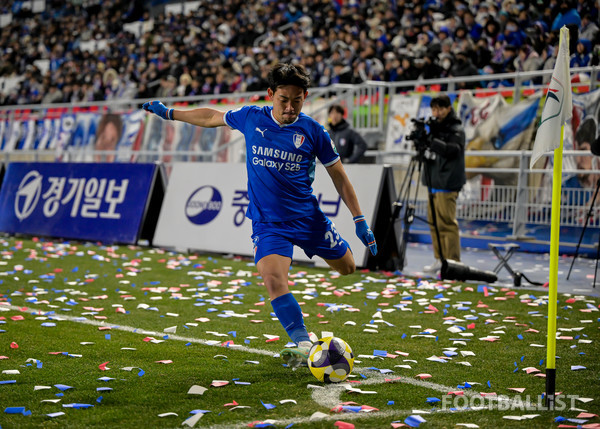 수원삼성 이기제가 코너킥을 준비하는 장면