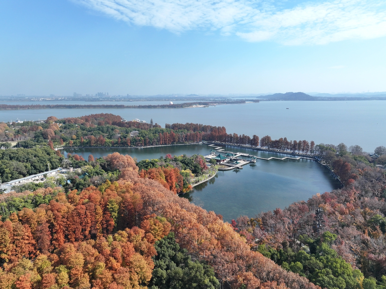 湖北武汉：初冬东湖色彩斑斓
