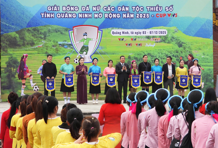 Về Bình Liêu xem phụ nữ vùng cao mặc váy đá bóng