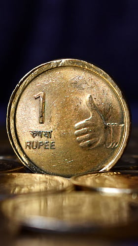 डॉलरसमोर रुपया कोसळला! तुमच्या खिशावर काय परिणाम होणार?