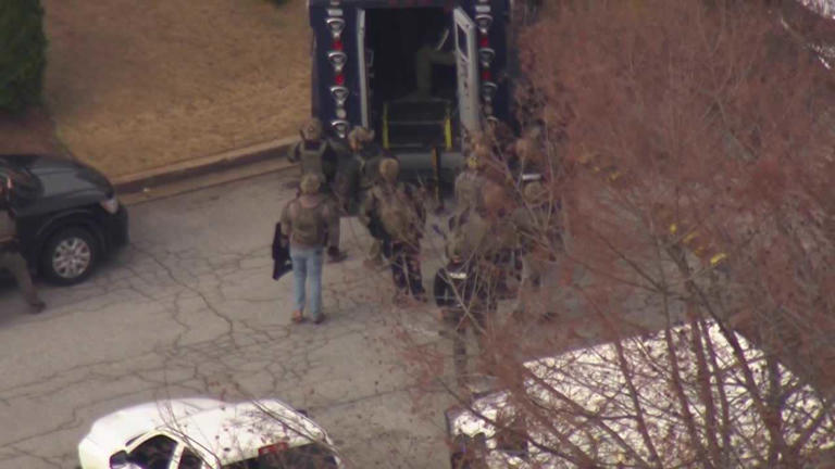 Suspect in custody after SWAT responds to Simpsonville apartment complex
