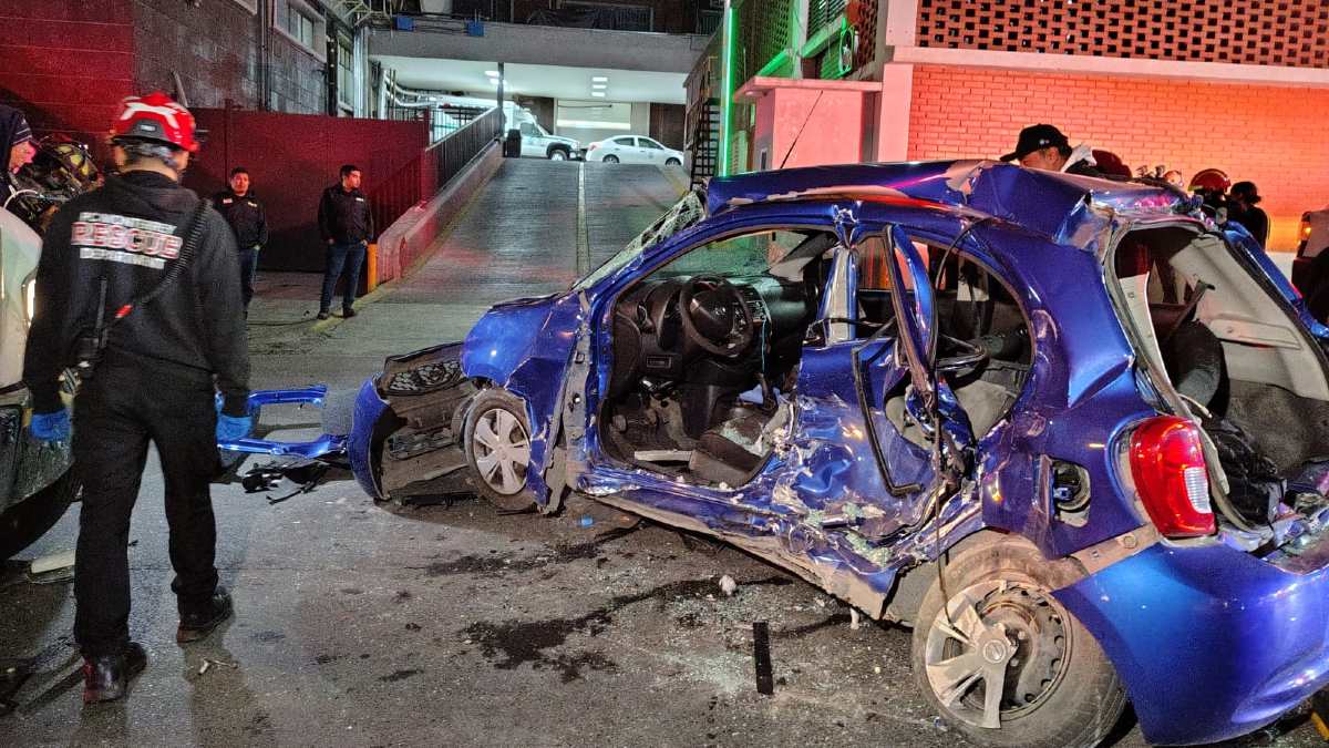 Automovilista queda prensado tras chocar contra camión en avenida ...