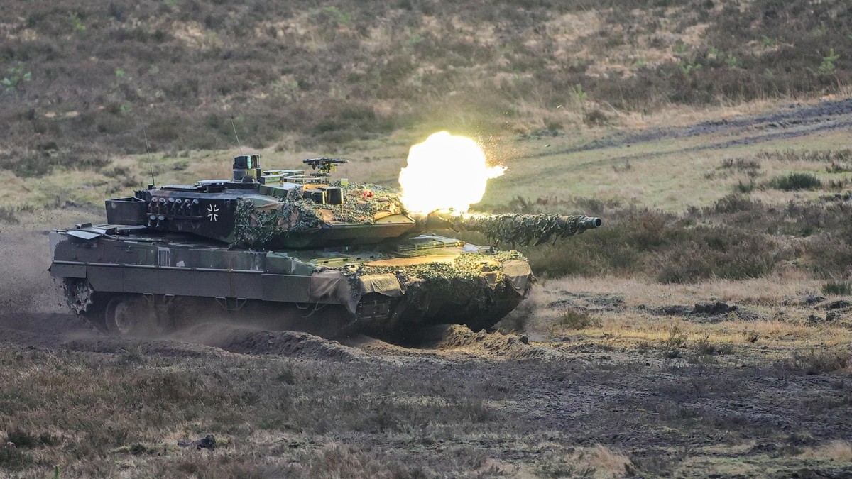 epa10442777 A 'Leopard 2 A6' battle tank in action during a visit of German Defense Minister Pistorius (not pictured) to German armed forces Bundeswehr soldiers of the tank battalion 203 in Augustdorf, Germany, 01 February 2023. According to the German government's decision to supply 14 Leopard 2 tanks to Ukraine, Pistorius got informed about the performance of the weapon system. EPA-EFE/FRIEDEMANN VOGEL