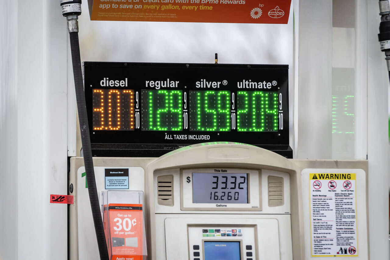 Suspect sought in Stratford knifepoint gas station robbery, police say