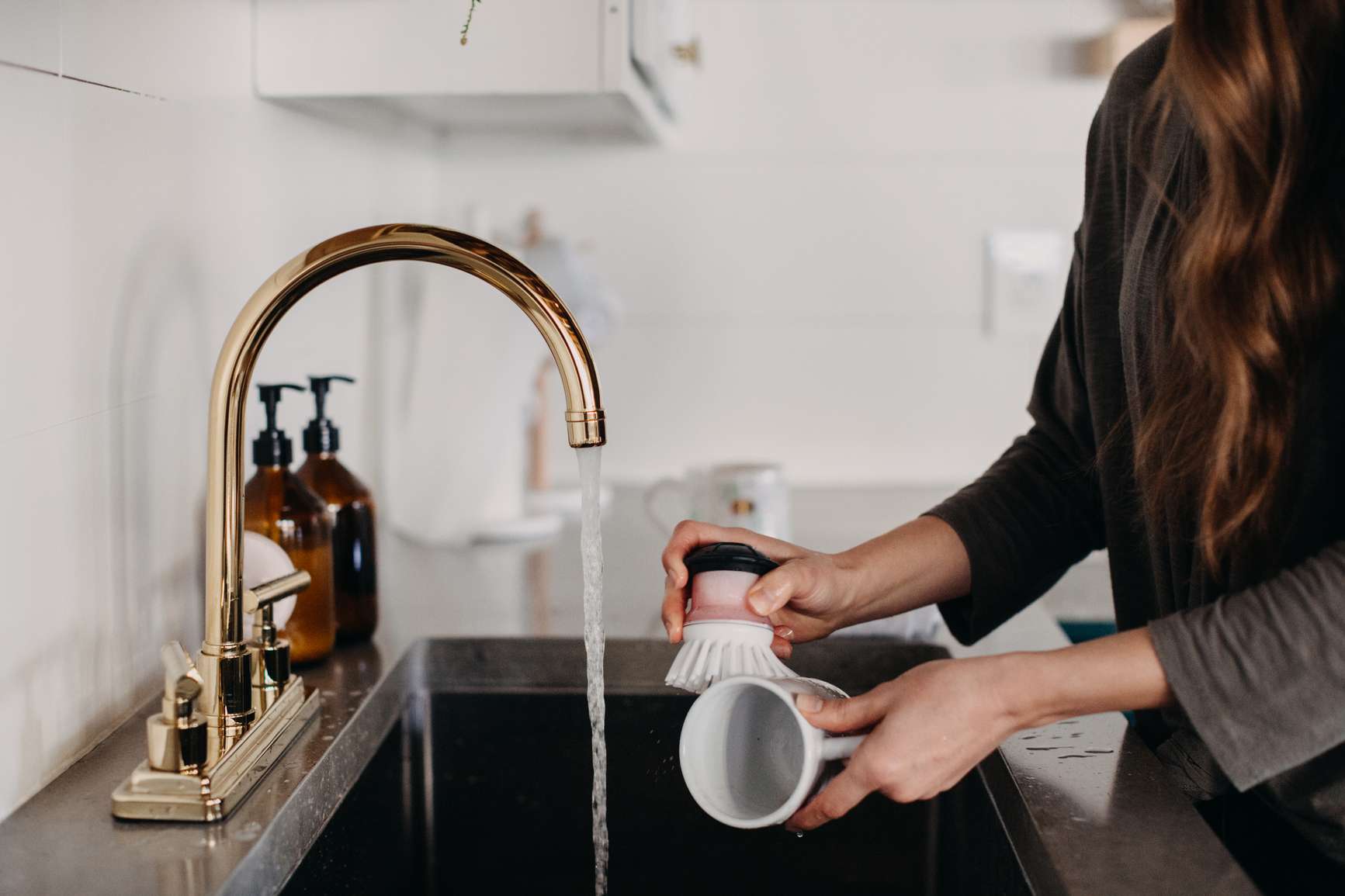 Should You Scrub Your Dishes With a Sponge or Brush? What Cleaning Pros ...