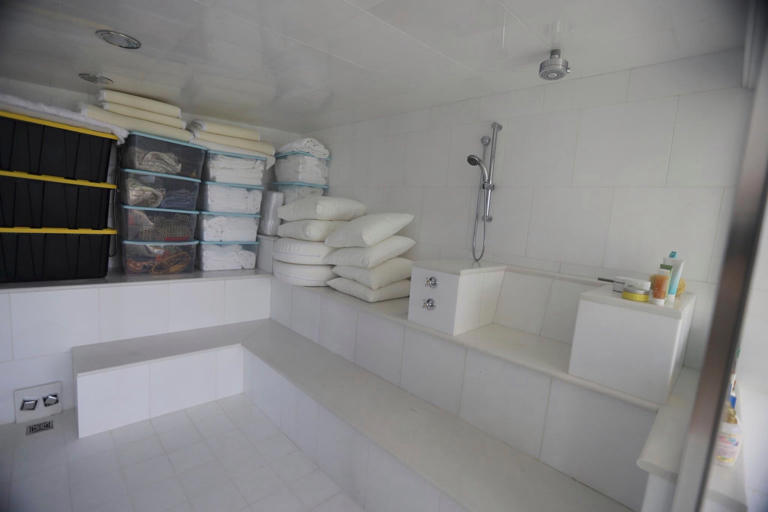Una foto tomada en la finca de Epstein muestra lo que parece ser un cuarto de baño con cubetas de toallas y ropa de cama adicionales. Las fotos se publicaron al acercarse la fecha límite para que la administración Trump divulgara los archivos completos de Epstein (House Oversight Committee)