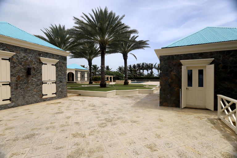 Se construyeron múltiples estructuras pequeñas en toda la propiedad de Epstein, según las fotos y los videos publicados el miércoles por los demócratas de la Cámara de Representantes (House Oversight Committee)