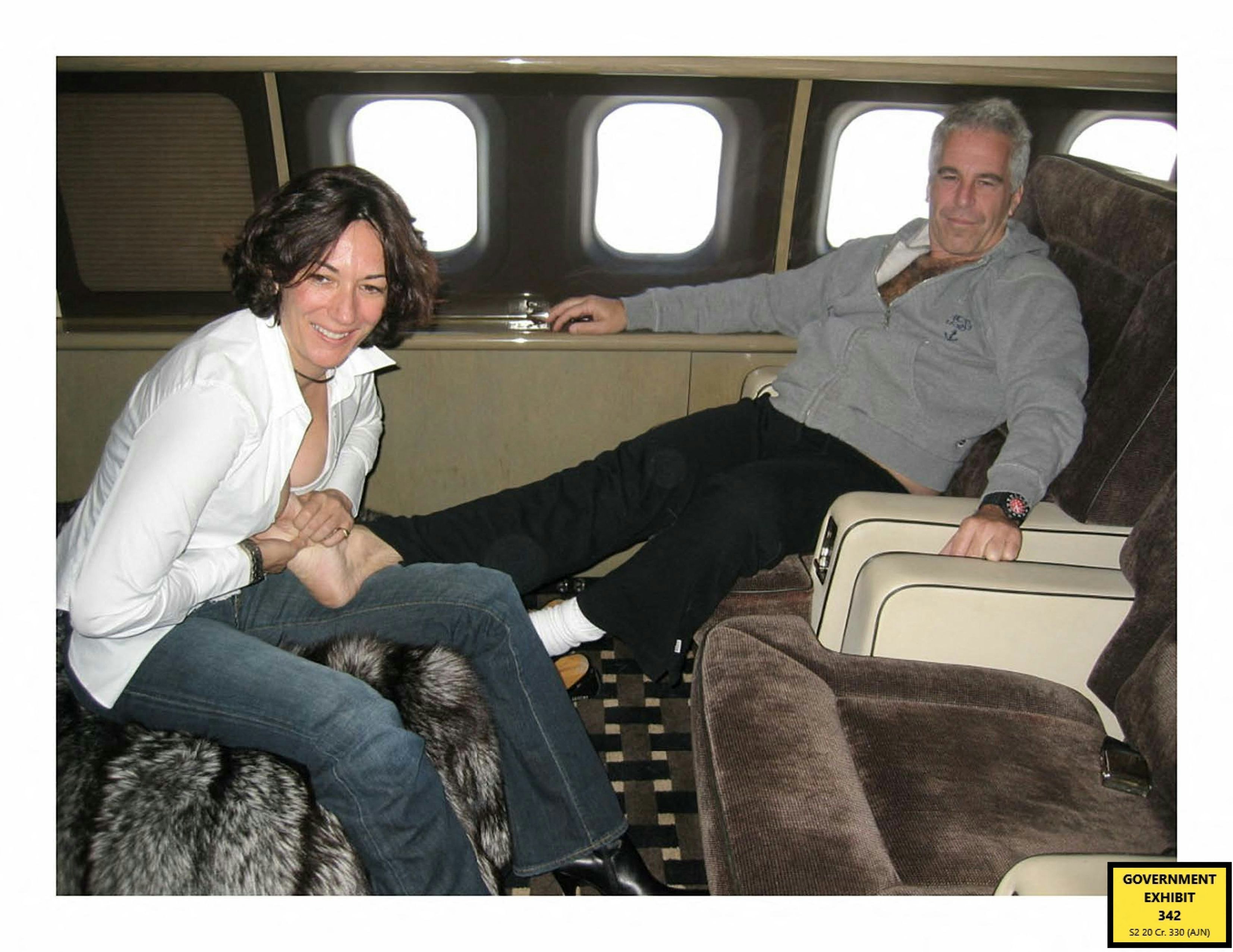 Dieses undatierte Bild aus dem Prozess, das 2021 vom US-Bezirksgericht für den südlichen Bezirk von New York veröffentlicht wurde, zeigt Ghislaine Maxwell und Jeffrey Epstein.