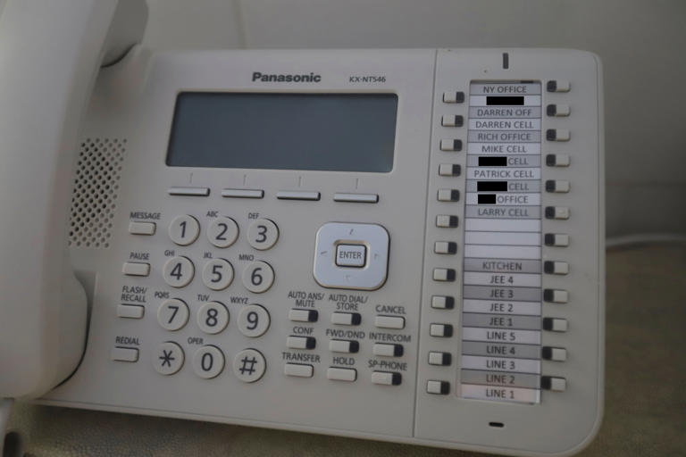Un teléfono fijo, fotografiado en el interior de la casa de Jeffrey Epstein, presenta varios nombres en marcación rápida (House Oversight Committee)