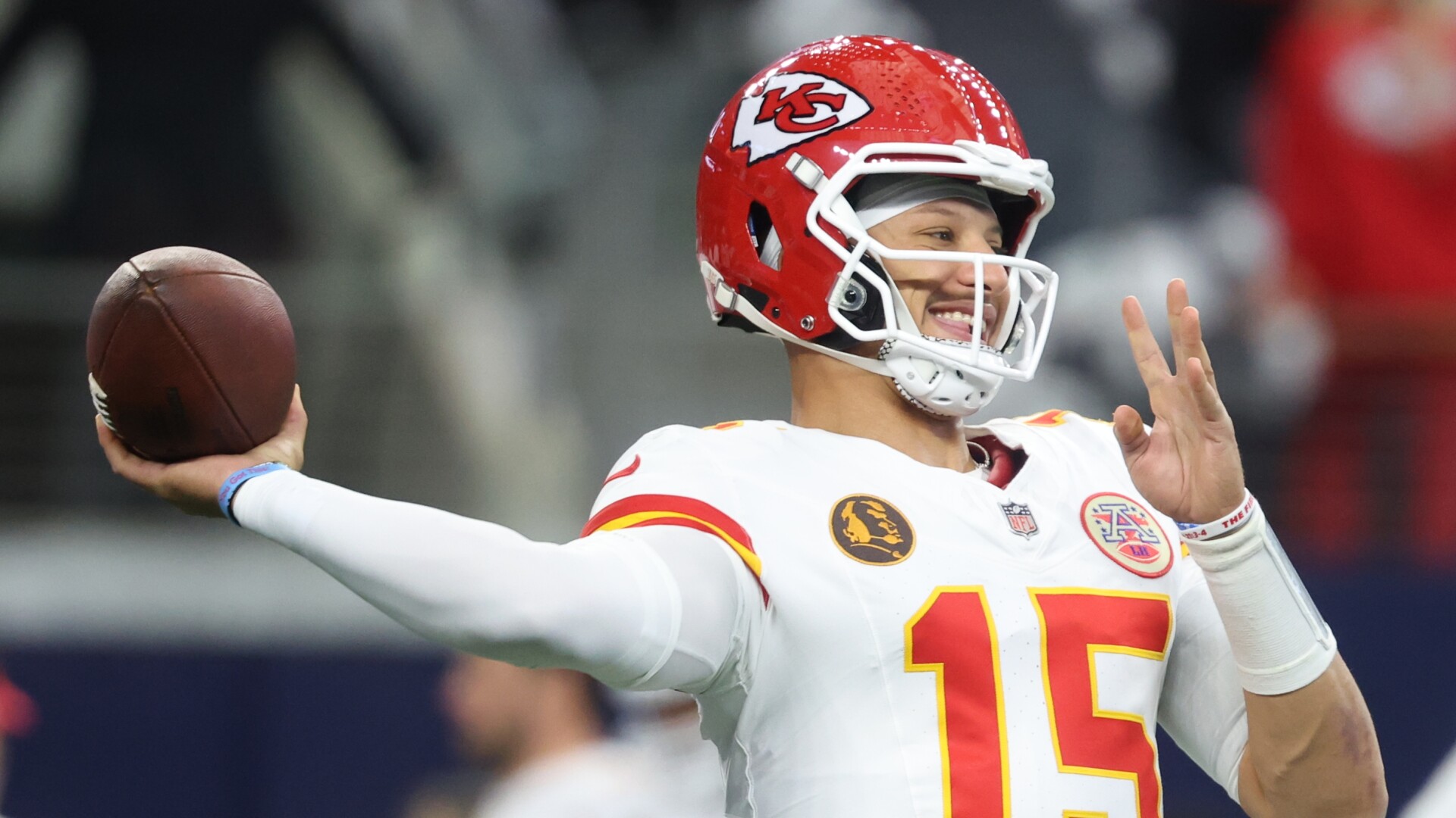Patrick Mahomes listed as full participant with knee injury on Wednesday