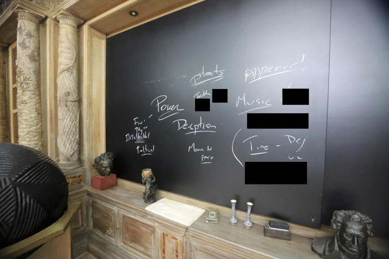 Una foto de una pizarra, situada en el interior de un despacho de la finca de Jeffrey Epstein, muestra varias palabras garabateadas (House Oversight Committee)