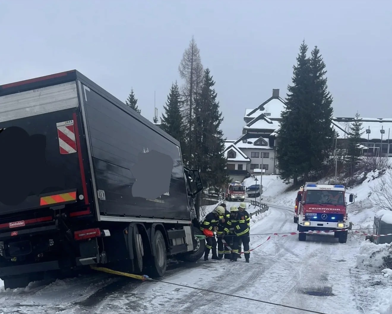 Schnelles Eingreifen der Feuerwehren verhindert Unfallfolgen: LKW ...