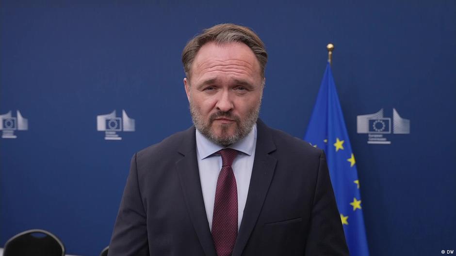 EU bans Russian gas imports by 2027, bypassing member holdouts