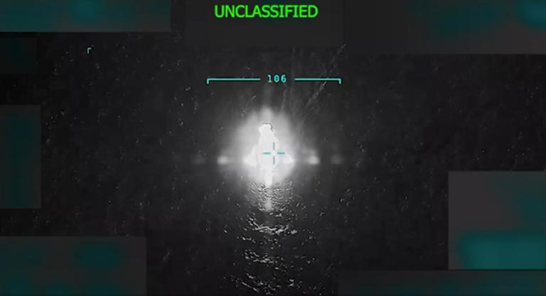 Imagen fija de un video publicado en Truth Social por el presidente Donald Trump, que muestra el ataque con misiles a un barco que presuntamente transportaba narcóticos ilegales el 2 de septiembre de 2025. La información a los lados de la imagen ha sido ocultada por el Departamento de Defensa de EE. UU. (Departamento de Defensa).