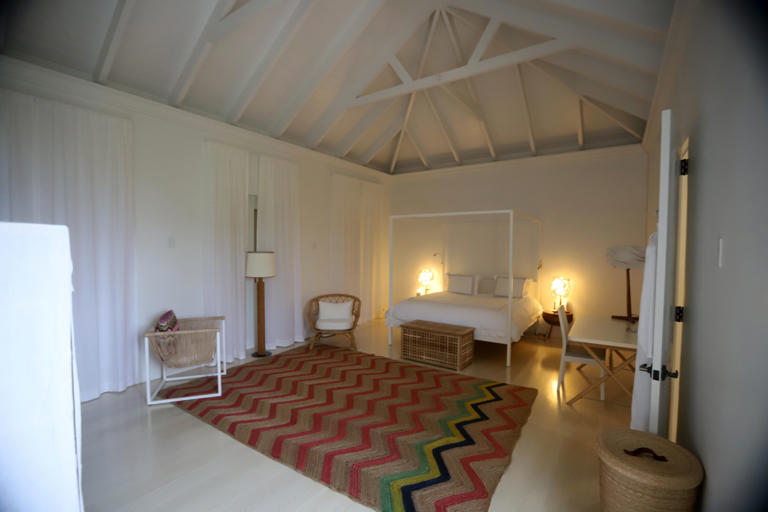 Una habitación en la finca de Epstein en su isla privada, mostrada en fotografías publicadas por los demócratas del Comité de Supervisión de la Cámara de Representantes (House Oversight Committee)