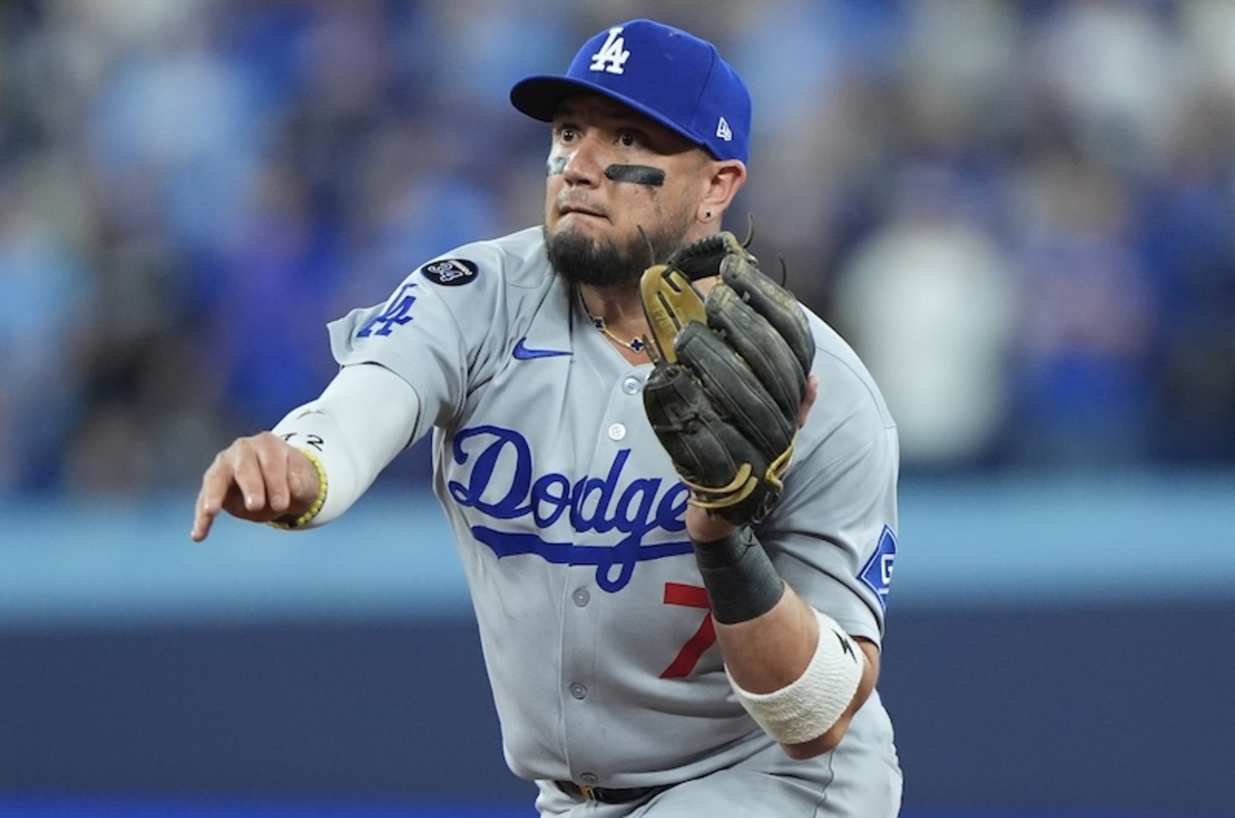 Miguel Rojas re-signed to 1-year contract