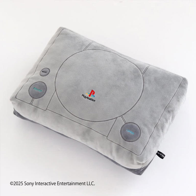 初代プレステがクッションに! 繊維老舗から公式ライセンスグッズが新登場