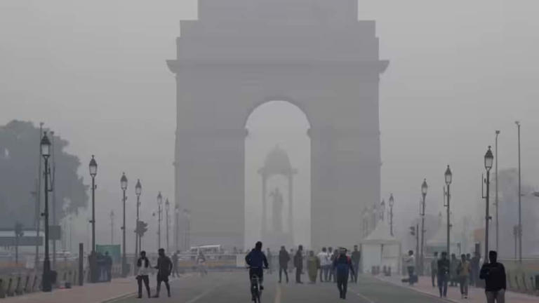 Delhi’s air quality remains 'very poor' as fog blankets city; IMD warns ...