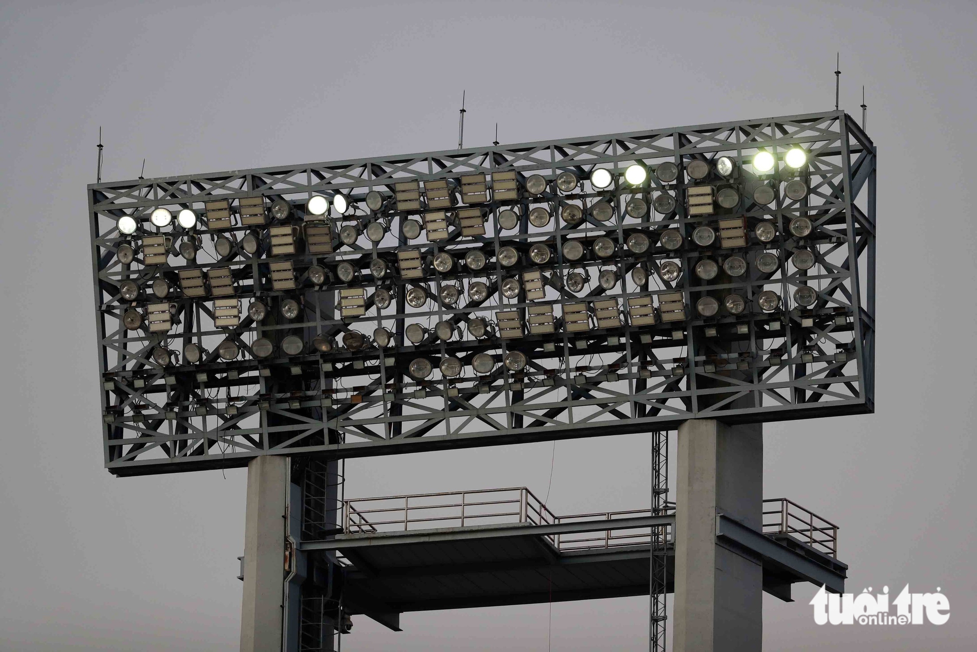 Giàn đèn sân Rajamangala sáng thế nào sau sự cố bị hỏng bóng đèn phải đi mượn?