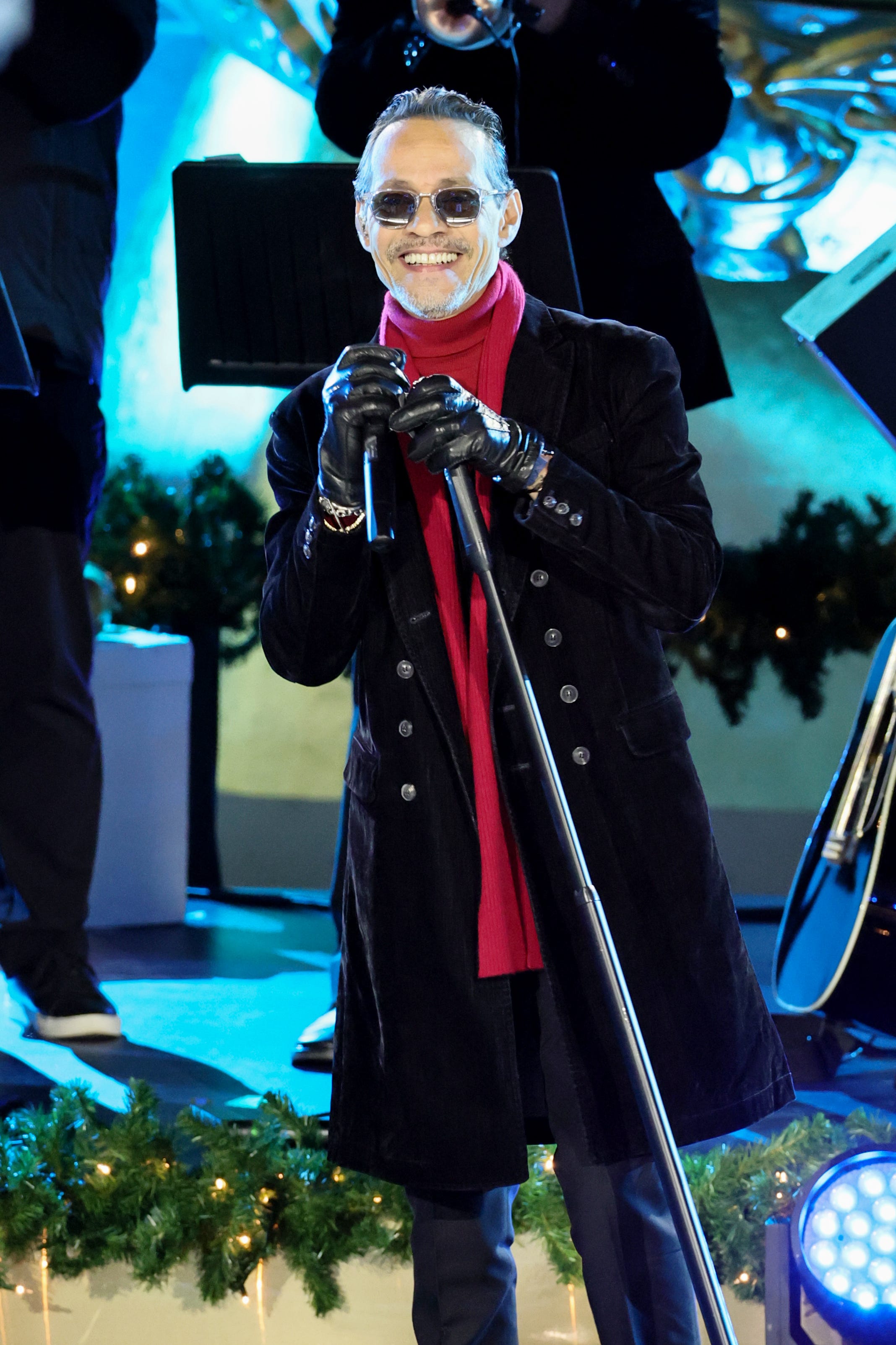Rockefeller tree lighting – Kristin Chenoweth, Reba McEntire, more perform
