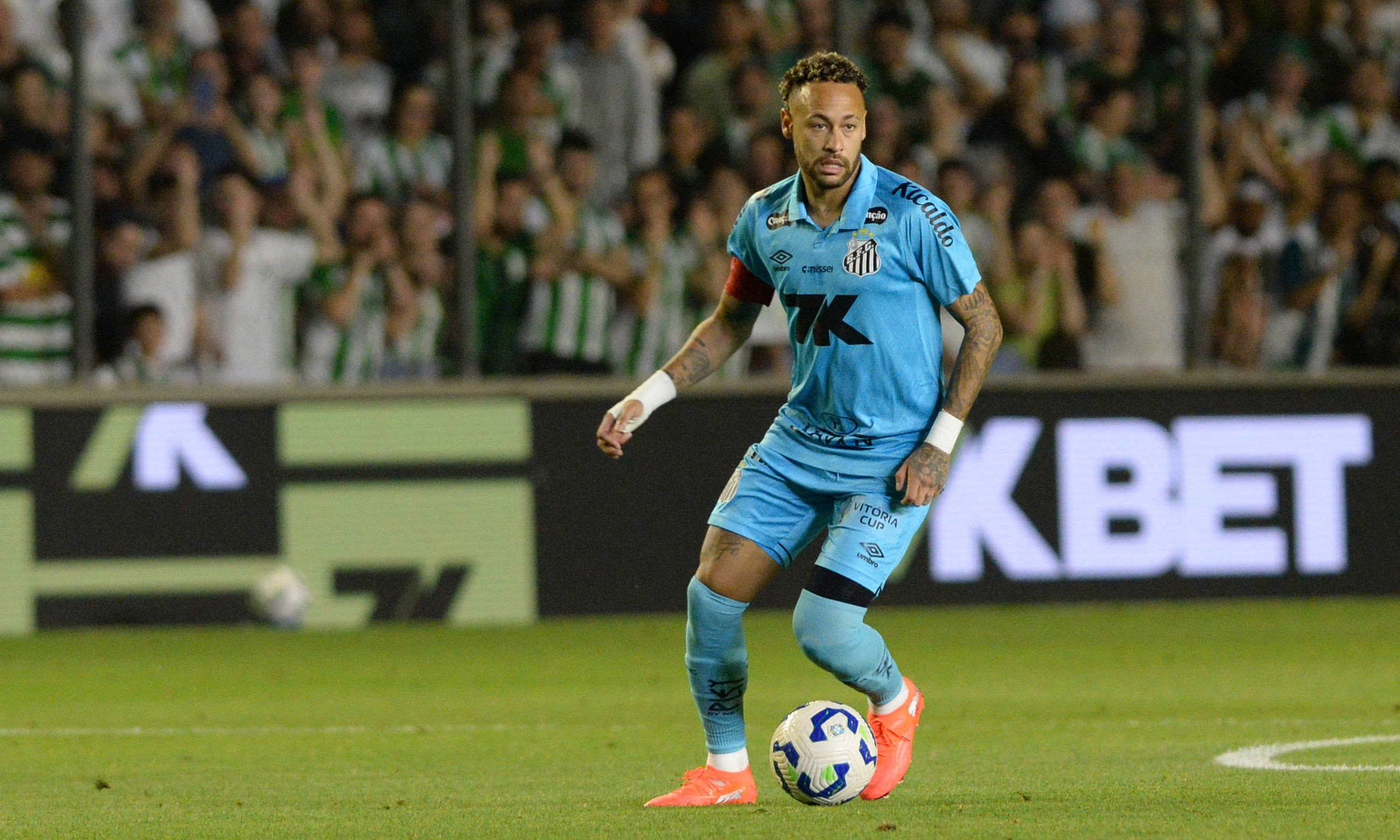 Neymar lập hat-trick trong 17 phút