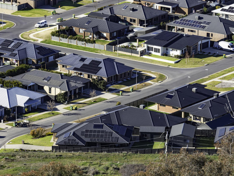 Broker's warning as Commonwealth Bank offers 2 per cent home deposit ...