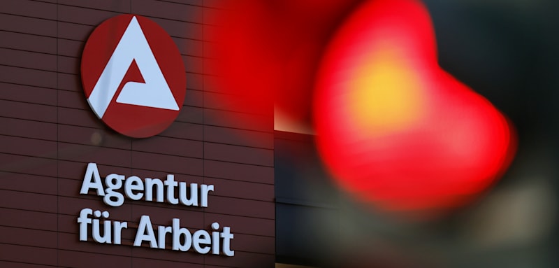 Arge-Logo an der Agentur für Arbeit in Ossendorf. Im Zuge der Winterpause ist die Arbeitslosigkeit im Januar 2025 um 186.000 auf 2.993.000 gestiegen. Die Jobcenter in Deutschland bieten auch Unterstützung für Geflüchtete aus der Ukraine, ihren Lebensunterhalt abzusichern. Dazu gibt es eine monatliche finanzielle Unterstützung, das sogenannte Bürgergeld (Grundsicherung). (Themenbild, Symbolbild) Köln, 17.02.2025
