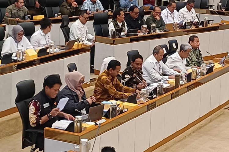 Komisi IV DPR RI menggelar rapat kerja bersama Menteri Kehutanan Raja Juli Antoni beserta jajarannya pada Kamis (4/12/2025). Rapat tersebut membahas bencana banjir bandang dan tanah longsor yang melanda Sumatera.