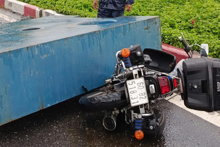 Xe máy bị khối sắt đè trúng. Ảnh: Minh Bằng