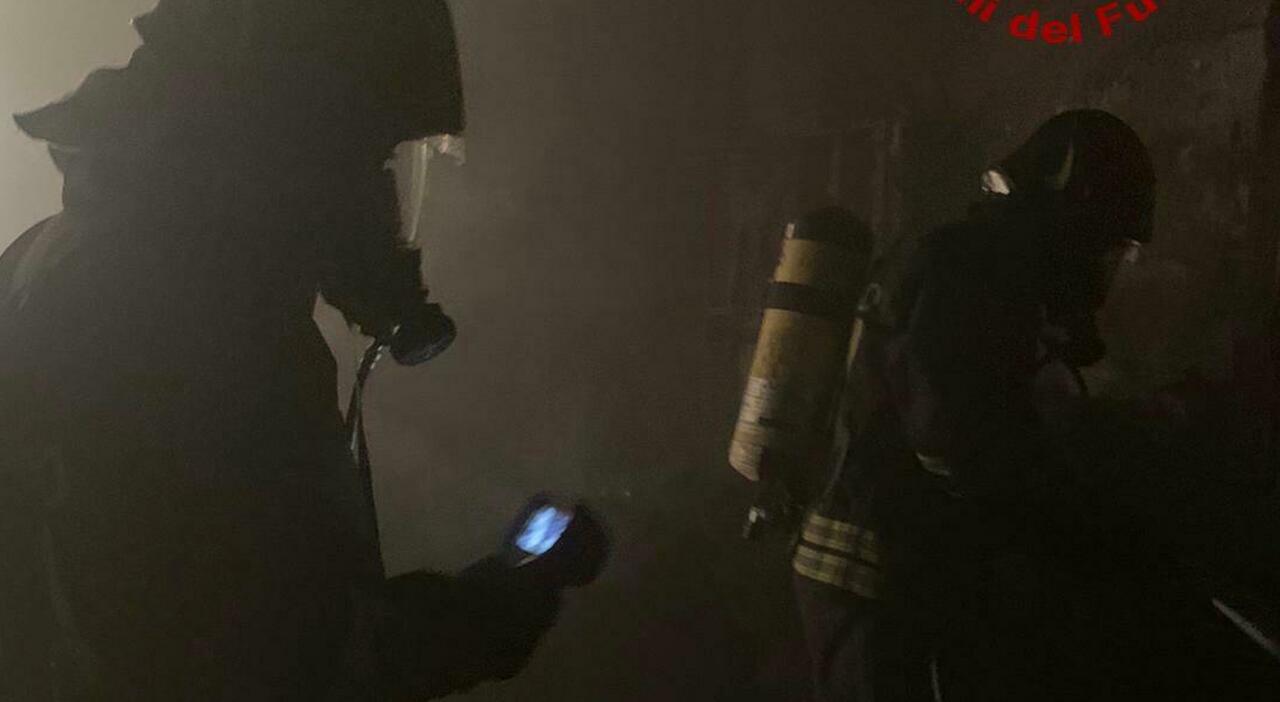 Incendio in uno stabilimento balneare, chiosco distrutto dalle fiamme