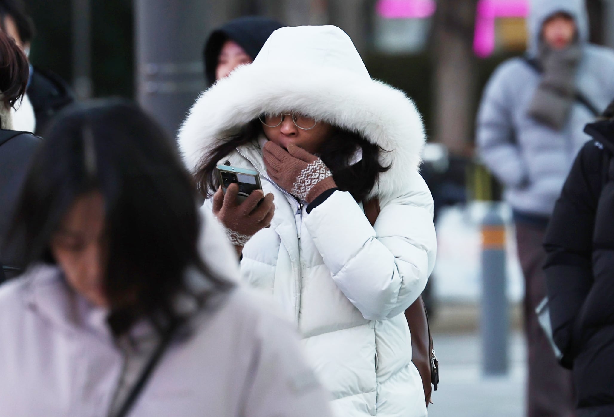 Seoul's first snowfall brings icy morning commute warning