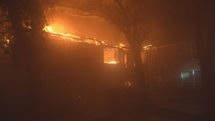 Southwest Houston apartment fire spreads quickly after hitting common attic