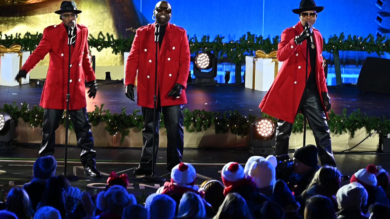 NY: 93rd annual Rockefeller Center Christmas tree lighting ceremony ...