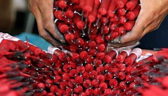 Police arrest 10 for online sale of firecrackers