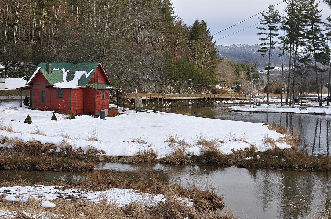 17 small mountain towns in the US that make guests feel right at home