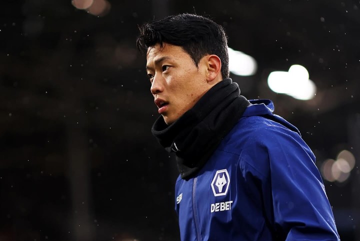 울버햄튼 선수들이 고개를 숙이고 있는 모습