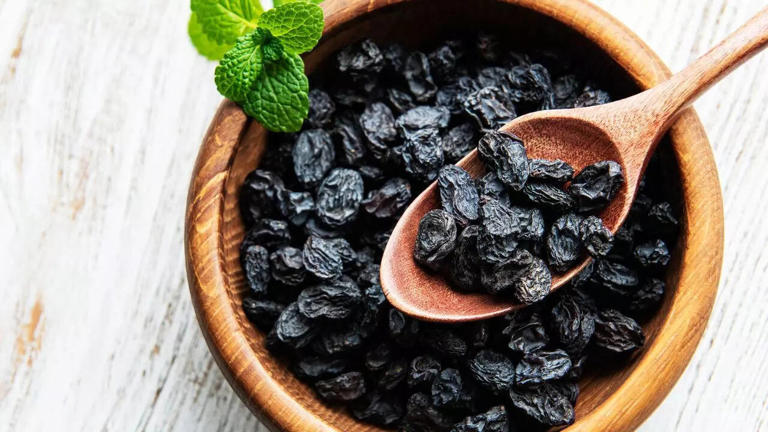 Health benefits of soaked black raisins (munakka): Prevents cancer ...