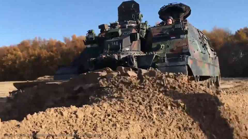 Germany’s battlefield bear machine that rips, lifts, and survives