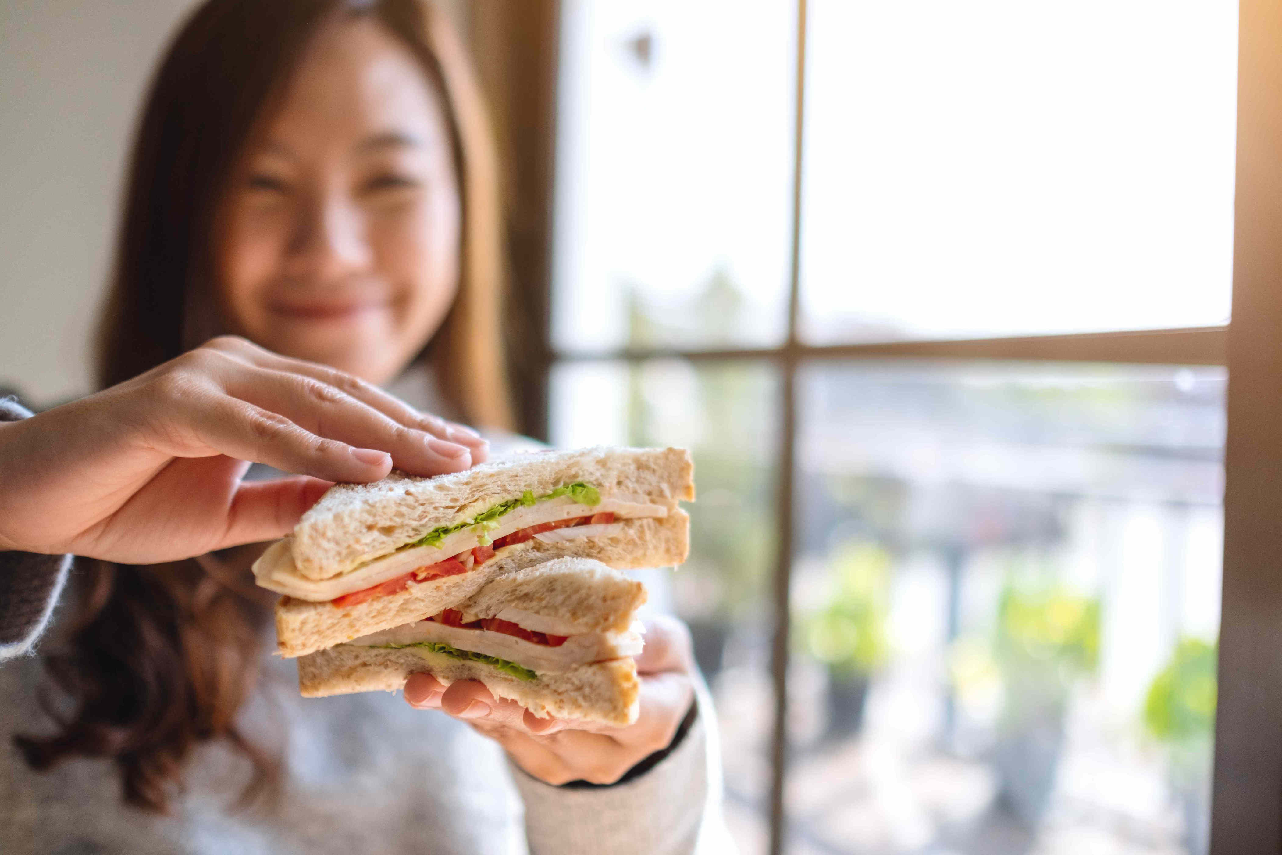 The best time to eat lunch for sustained energy and focus