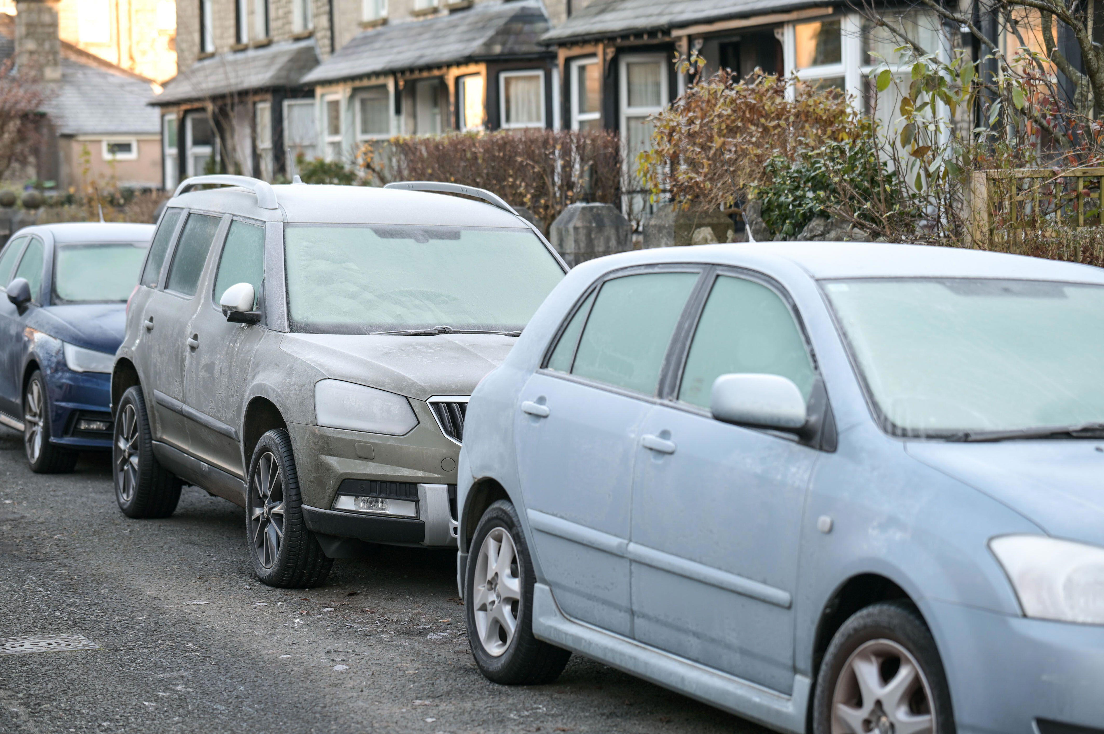 The 5 key mistakes to avoid making when de-icing your windscreen