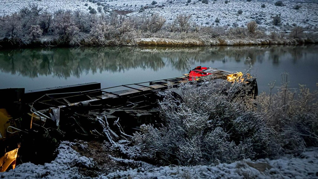 Engineers rescued after rockslide derails train in Colorado
