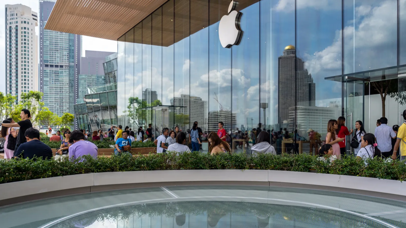 $900M in AI revenue puts Apple ahead of cash-burning rivals
