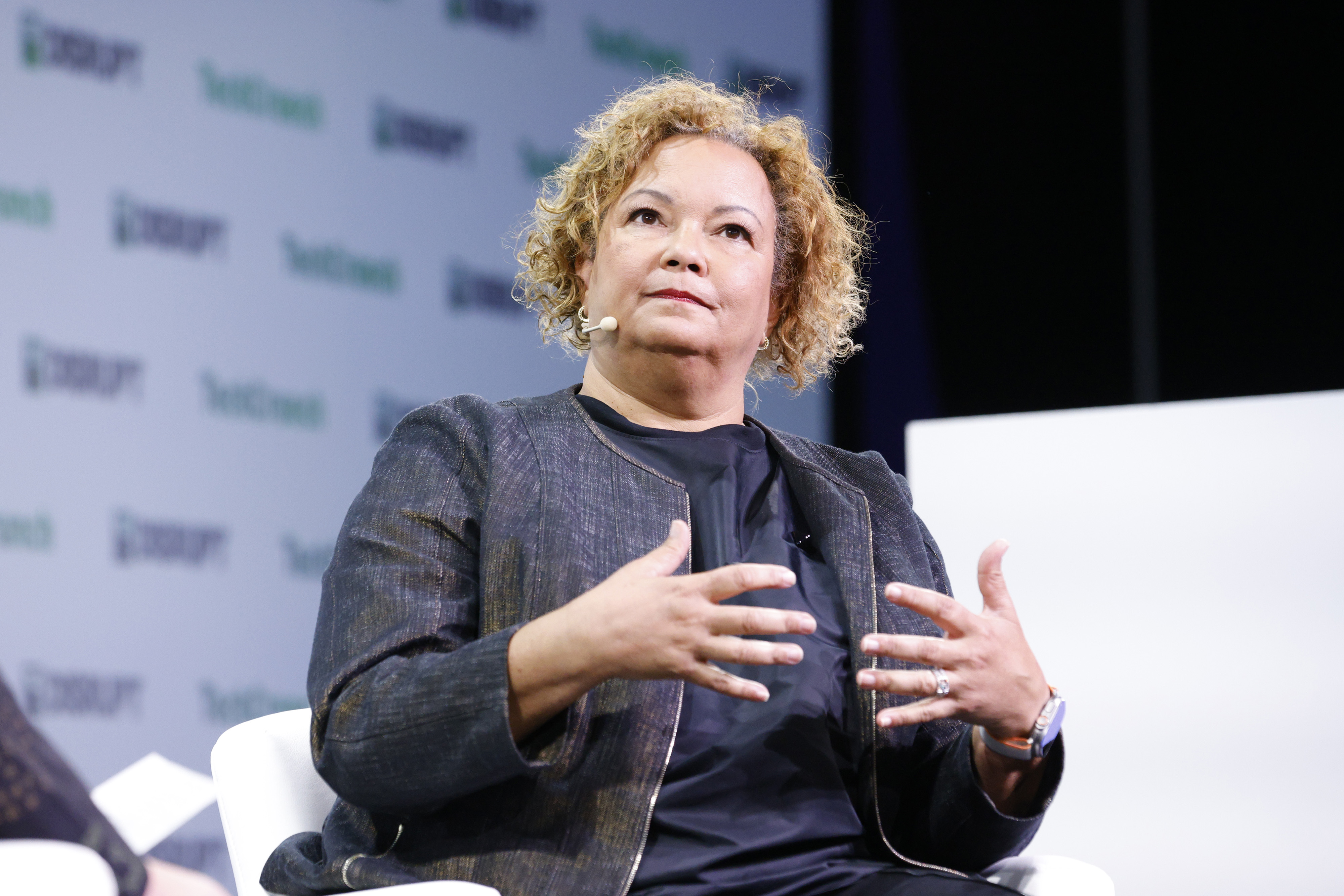 Apple’s executive shakeup continues with departures of general counsel ...